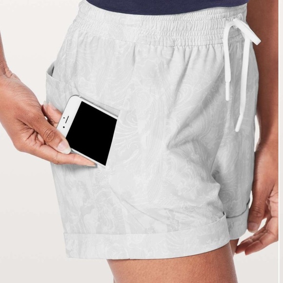 LULULEMON Spring Break Away Shorts *4 Way Stretch 3" Size 10 Eternal White Wave - Picture 10 of 10